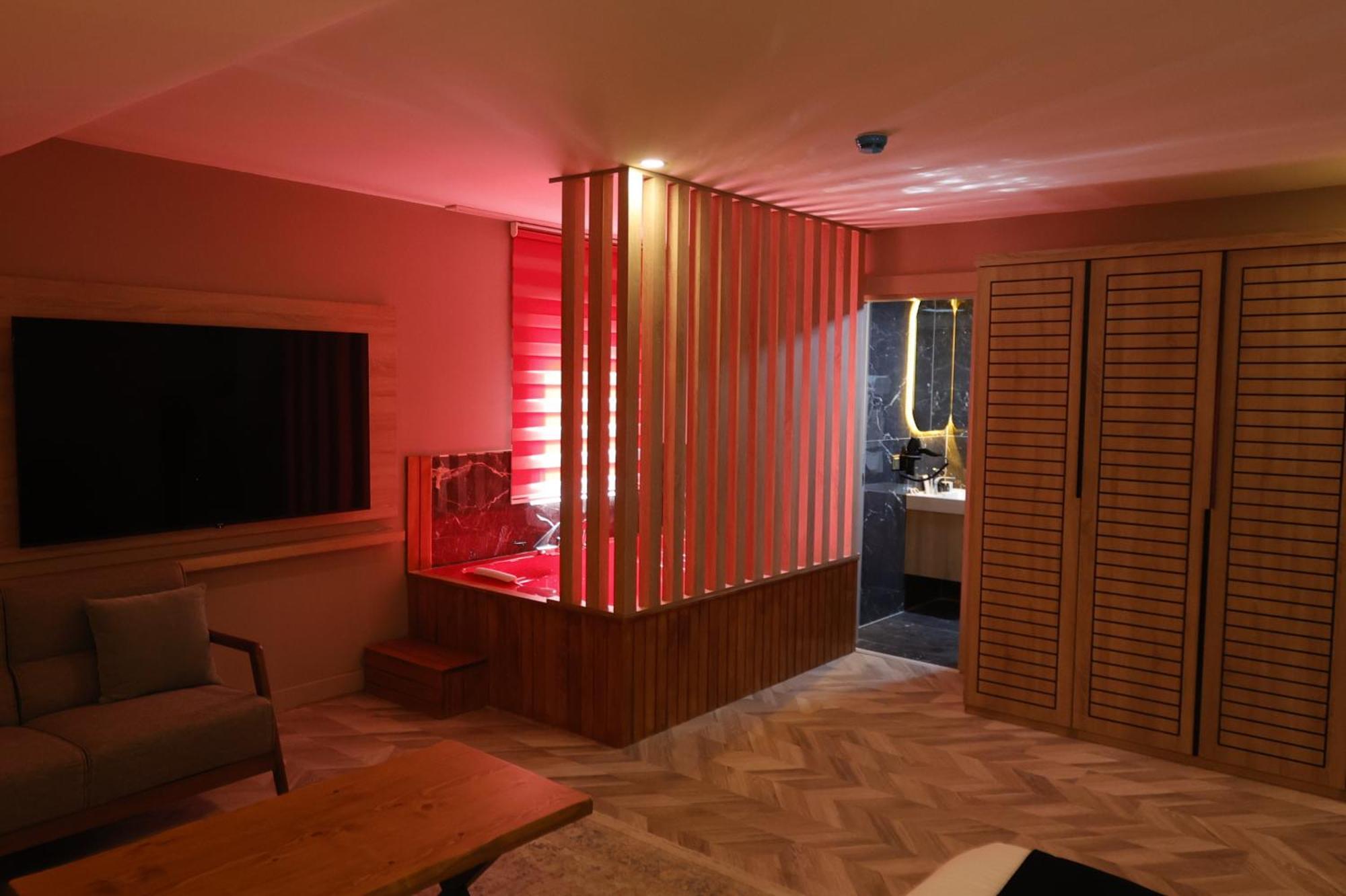 Iron Loft Hotel 伊斯帕尔塔 外观 照片