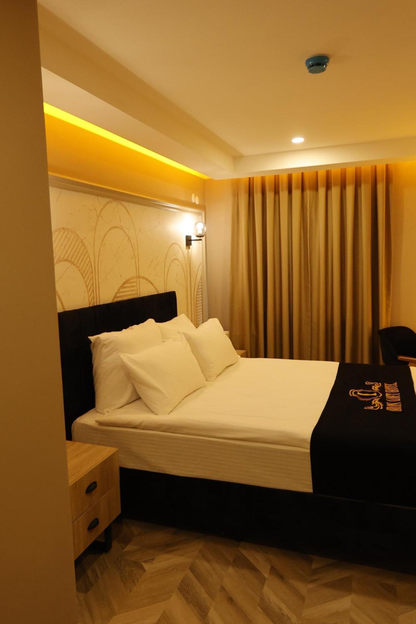 Iron Loft Hotel 伊斯帕尔塔 外观 照片
